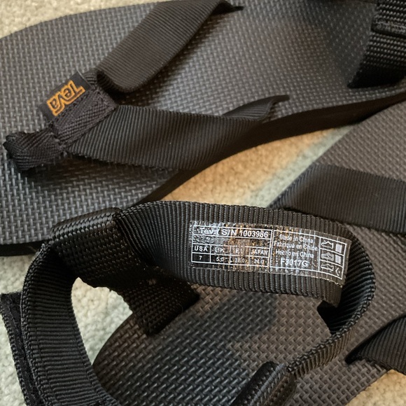 Teva Black Adjustable Sandals, like new condition, Size 7 - Picture 4 of 4